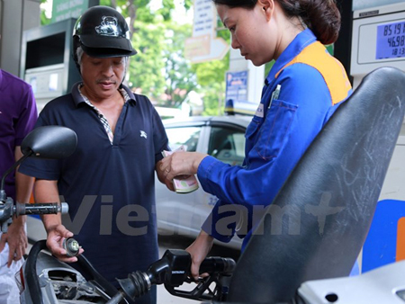 Nhân viên Petrolimex đang bán xăng cho khách hàng.